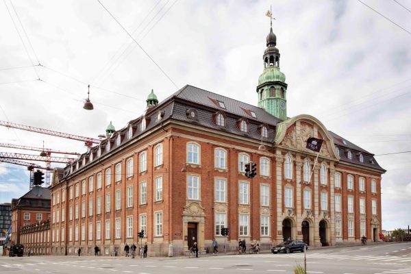 Historisches Hotel Villa Copenhagen mit markantem Turm und roter Backsteinfassade an einer Straßenecke.