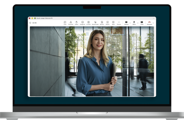 Busch-Welcome IP für Microsoft Teams auf einem Laptop-Bildschirm während eines Videoanrufs mit einer Frau.