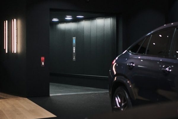 Exklusiver CARRICO Autoaufzug im AMG Brand Center in modernem dunklem Design für maximalen Komfort.