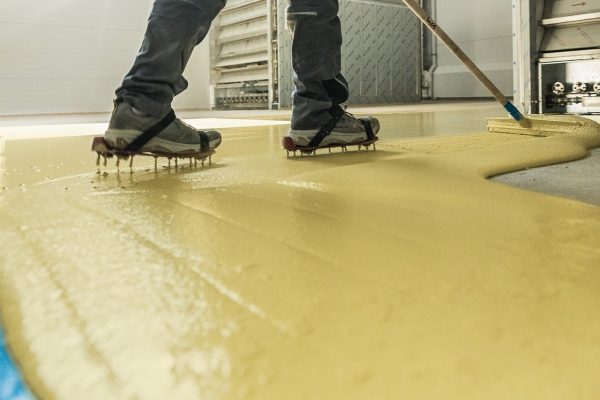 Hohe Temperaturen, schwere Ofenregale und intensive Nutzung stellen besondere Anforderungen an den Boden in der Backwarenproduktion.