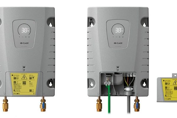 CLAGE ISX Modbus Elektroanschluss mit grünem Kabel hinter der geöffneten Klappe des Durchlauferhitzers.