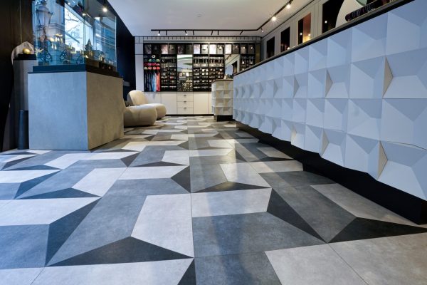 Moderner Verkaufsraum mit dem Designbodenbelag Altro Ensemble / M500 in markanter geometrischer 3D-Optik.