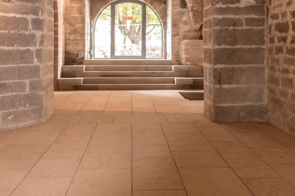Herrendormitorium im Kloster Maulbronn mit Boden und Pfeilern aus hellem Maulbronner Sandstein.