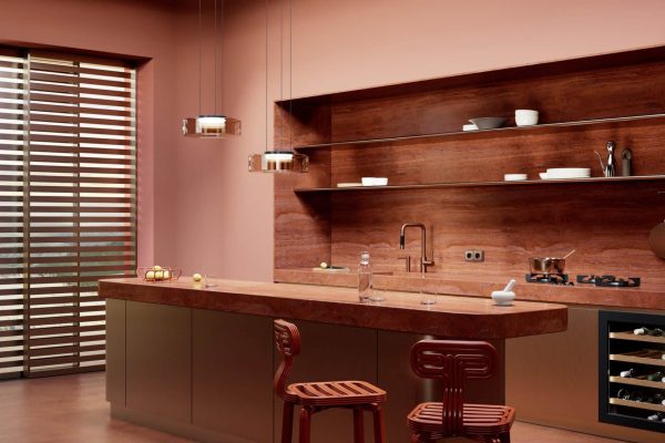 Modernes Kücheninterieur mit Armatur in Bronze gebürstet, Naturstein und harmonischen warmen Wandtönen.