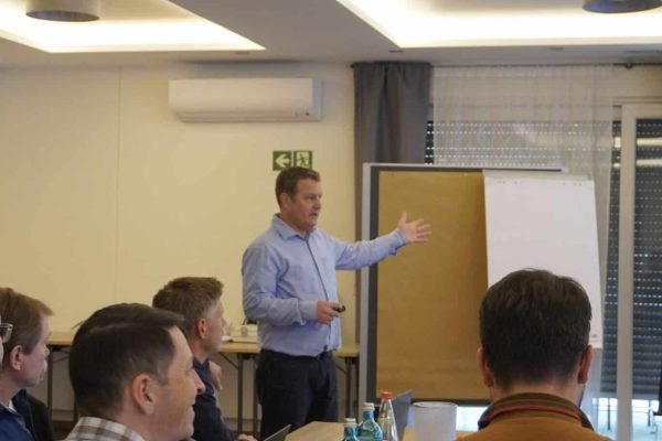 Ein Referent präsentiert beim Seminar der Mitarbeiter der ILD Group in einem hellen, modernen Tagungsraum.