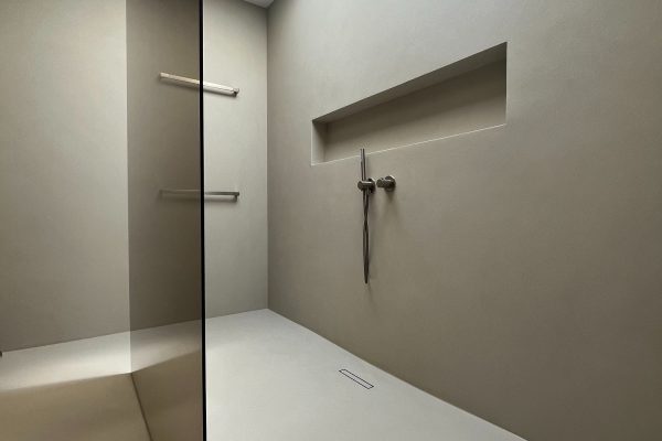 Modernes Baddesign mit einer bodengleichen Dusche, Oberlicht und dem Entwässerungssystem DallFlex 2.0.