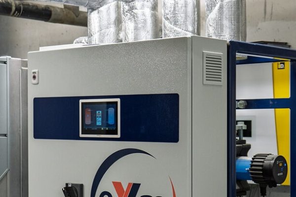 100-kW-Variante der eXm-max eXergiemaschine inklusive Steuerungseinheit und isolierten Rohrleitungen.