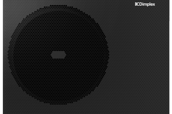 Schwarze Dimplex System E Außeneinheit mit markantem Lüftergitter und perforierter Front im Garten.