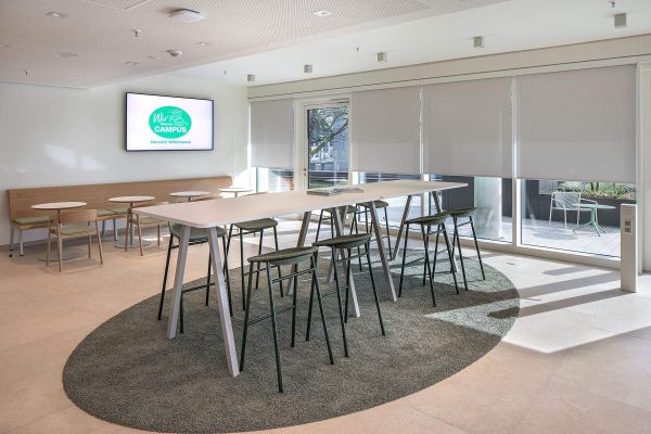 Moderner Deichmann Campus Aufenthaltsraum mit Sonnen- und Blendschutz an den großflächigen Fensterfronten.