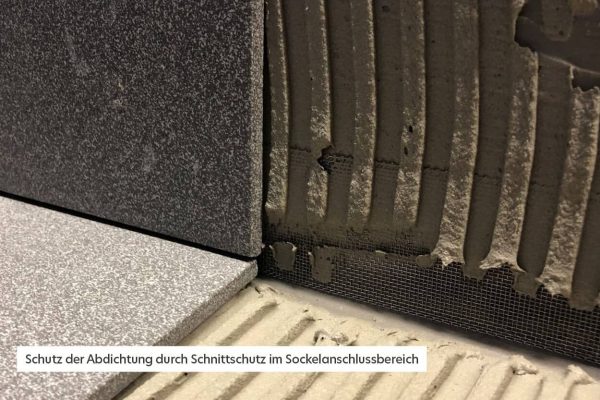 Schutz der Abdichtung durch Schnittschutz im Sockelanschlussbereich