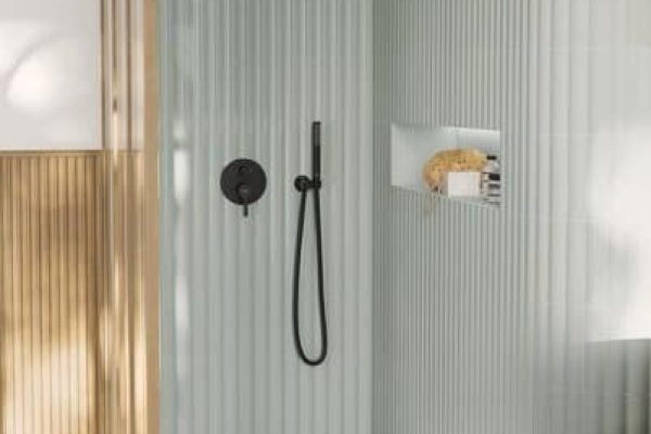Moderne Dusche mit hellgrünen Rillenfliesen, schwarzen Armaturen und dem Ecora Einbau Aufsatz.