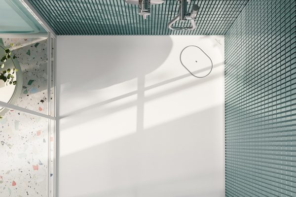 Weiße Ecora Duschwanne in der Draufsicht mit grünen Mosaikfliesen und eleganten Armaturen aus Chrom.