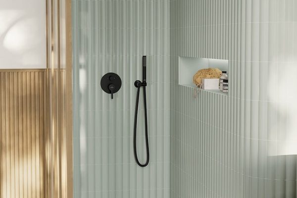 Moderner Ecora Einbau flächenbündig in einer Dusche mit mintgrünen Fliesen und schwarzen Armaturen.