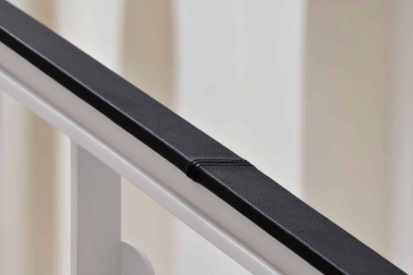 Weißer Handlauf mit schwarzem Leder und feiner Naht als Detail eines exklusiven EeStairs Treppendesigns.
