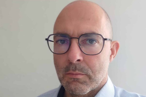 Enrico Hempel vom itl-Ingenieurbüro trägt eine Brille und ein hellblaues Hemd vor neutralem Hintergrund.