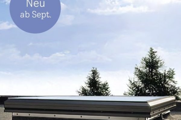 Modernes Flachdach-Oberelement GLAS-KUPPEL auf einem Dach unter blauem Himmel für natürliches Tageslicht.