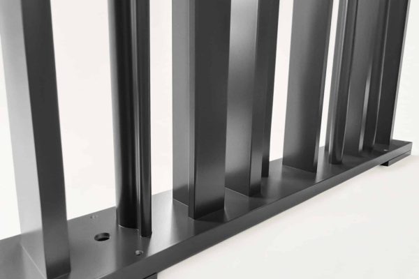 Moderne Stabfüllungen aus dunklem Metall in L-, T-, C-, S- und Rechteckform sorgen für eine abwechslungsreiche Optik.