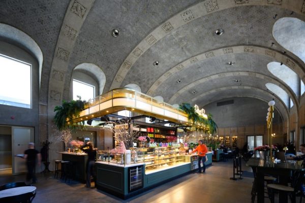 Cafés, Restaurants und Galerien: Das denkmalgeschützte Betonhaus ist dank der Umnutzung und Sanierung ein Ort der Begegnung geworden.