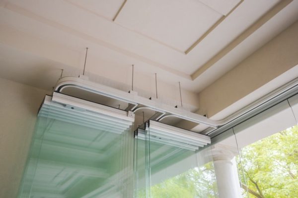 Die Führungsschienen des Systems erlauben eine sichere Bedienung des MSW-Systems.