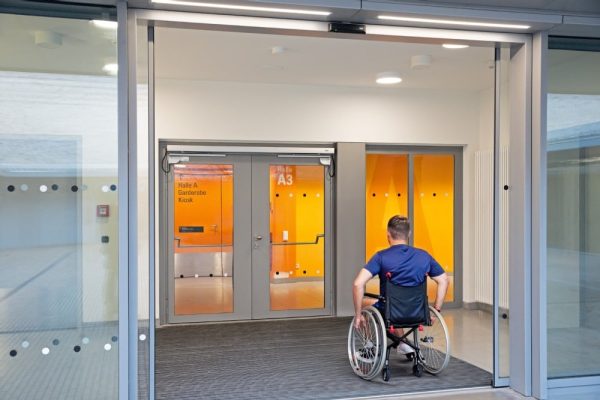 Barrierefreie Türen mit niedriger Schwelle im Sportpark Freiham ermöglichen Rollstuhlfahrern einen einfachen Zugang.