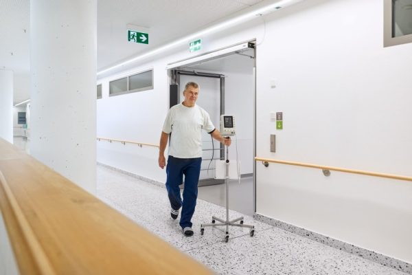 Neben hygienischen Anforderungen spielen Fluchtwegsicherheit und Barrierefreiheit eine zentrale Rolle bei Krankenhausmodernisierungen.