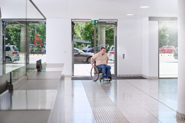 Mehr Sicherheit und Compliance beginnt im Krankenhaus bei verlässlichen Fluchtwegen, durchdachtem Brandschutz und konsequent umgesetzter Barrierefreiheit.