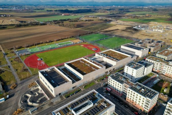 Luftbild vom Sportpark Freiham mit Fokus auf moderne Gebäudeautomation und intelligente Türvernetzung.