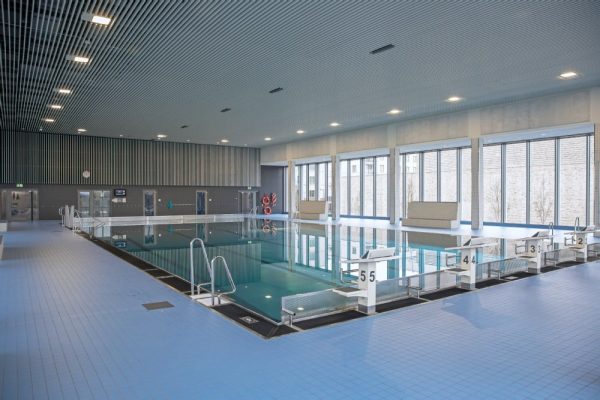 Gebäudeautomation im Sportpark Freiham steuert smarte Antriebe der Automatiktüren in der Schwimmhalle.