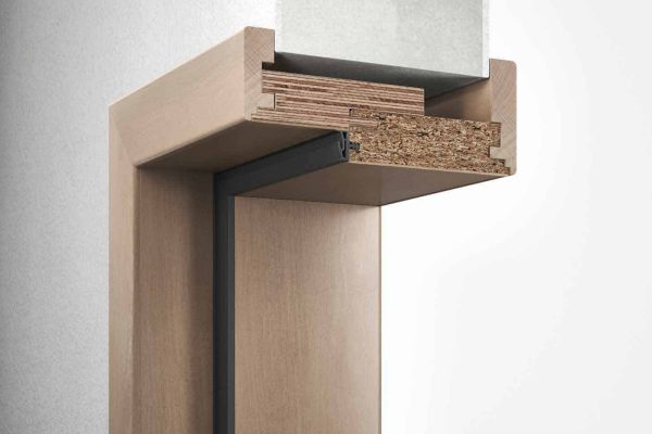 Detaillierter Querschnitt einer Holz-Umfassungszarge mit sichtbarem Materialaufbau und schwarzer Dichtung.