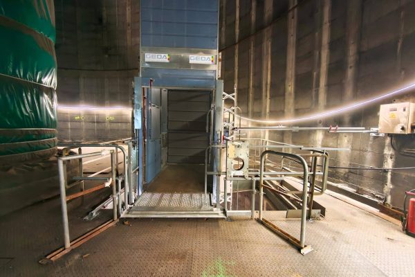 GEDA - Le Havre Bauaufzug in einem runden Betonschacht mit Metallgeländern und installierter Beleuchtung.