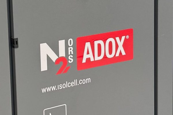 N2 ORS Generator von Isolcell mit ADOX Logo auf einem grauen Industriegehäuse für aktiven Brandschutz.
