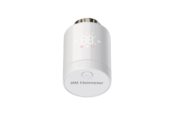 Weißes IMI neo-K Heizkörperthermostat mit digitaler LED-Anzeige und IMI Heimeier Logo vor schwarzem Hintergrund.