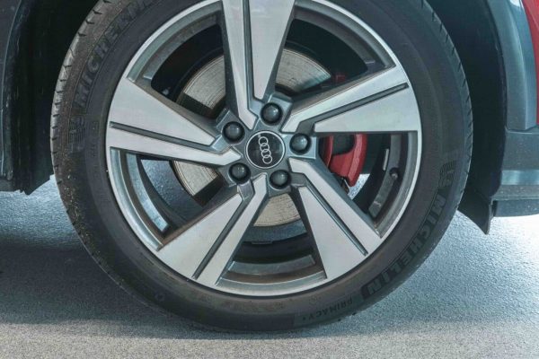 Die strukturierte Colorquarzoberfläche verbindet Trittsicherheit mit hoher mechanischer Widerstandsfähigkeit