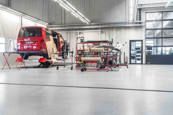 Das System F4 sorgt im Lackier- und Karosseriebereich eines Autohauses für sichere Ableitfähigkeit und langlebige Oberflächen.