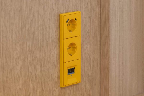 SCHUKO® Steckdosen, USB-Anschlüsse und Netzwerkdose im Mehrfachrahmen LS 990 in le jaune vif – funktional gebündelt und stimmig in die Innenarchitektur eingebunden.