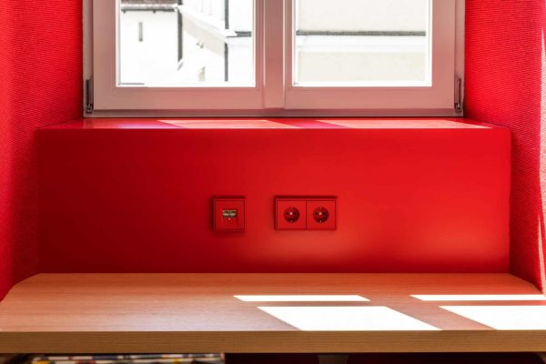 JUNG SCHUKO® Steckdosen und Netzwerkdose im Schalterprogramm LS 990 in rouge vermillon 31.