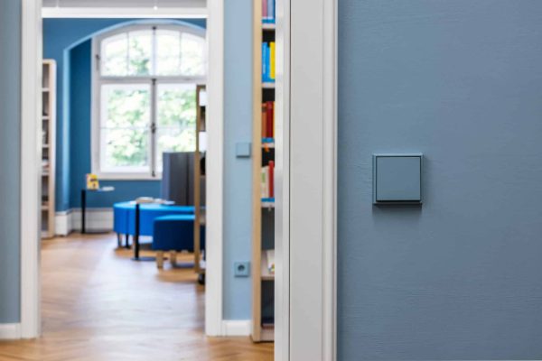 Schalter, Steckdosen und KNX Taster aus dem Programm LS 990 von JUNG greifen die Farbgestaltung auf und führen sie im Detail fort.