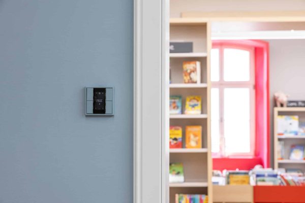 Beleuchtung, Verschattung und weitere Funktionen lassen sich mit dem KNX System von JUNG flexibel steuern.