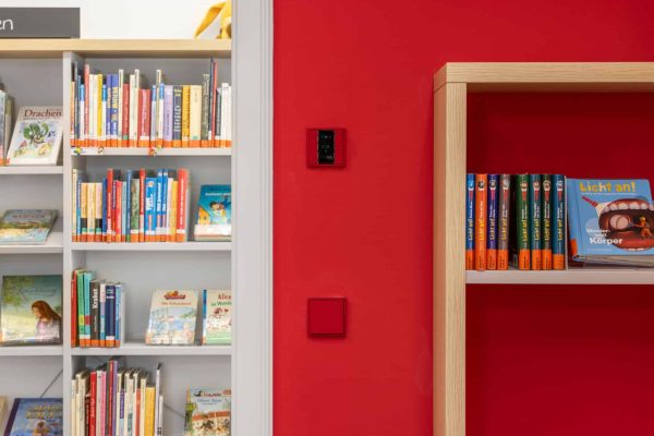 JUNG KNX Taster F 50 und Schalter im leuchtenden Farbton rouge vermillon 31.