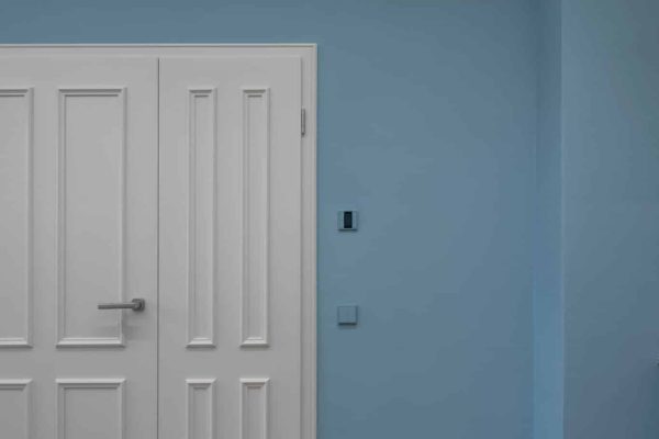 JUNG KNX Taster F 50, Schalter und SCHUKO® Steckdose im klaren Blauton céruléen moyen.