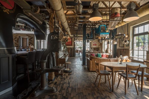 Rustikales Interieur im Motorworld Inn Warthausen mit JUNG Schalterprogramm LS 990 und blauem Oldtimer.