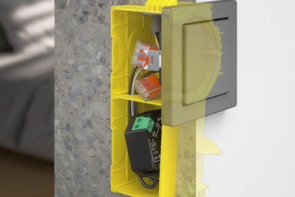 Gelbe B² Electronic-Dose in Betonwand mit Smart-Home-Modul und Klemmen für eine sichere Elektroinstallation.