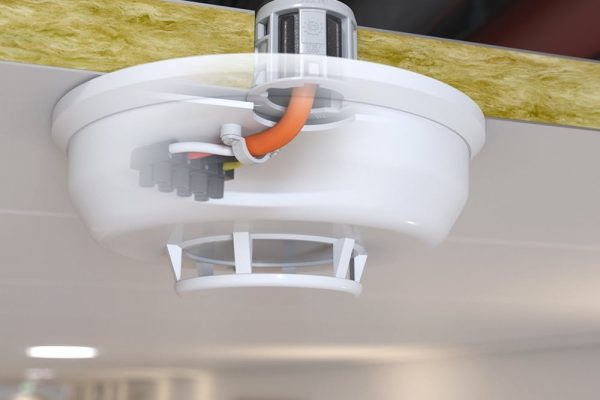 KAISER B15 PROTECT Leitungsschott zur brandgeschützten Durchführung eines Kabels in einer Schiffbaudecke.