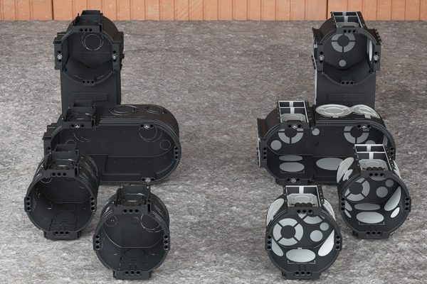 KAISER UP¹ Unterputzdosen für Gipsmontage in Standard- und luftdichter Ausführung auf grauem Boden.