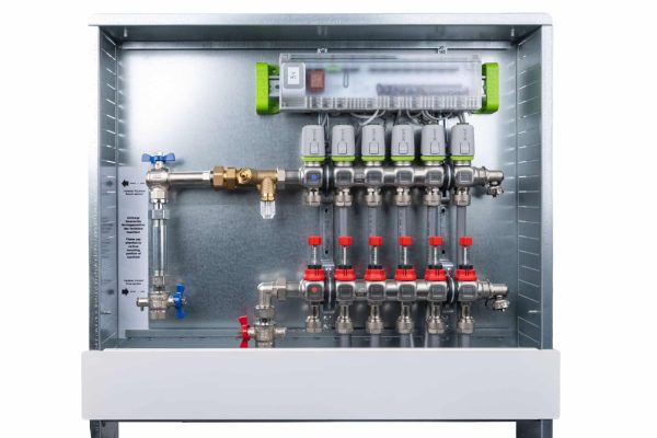 Vormontierter x-net Verteilerschrank mit Regelleiste profi plus, Wärmemengenzähler-Einbauset und AE-Ventil.