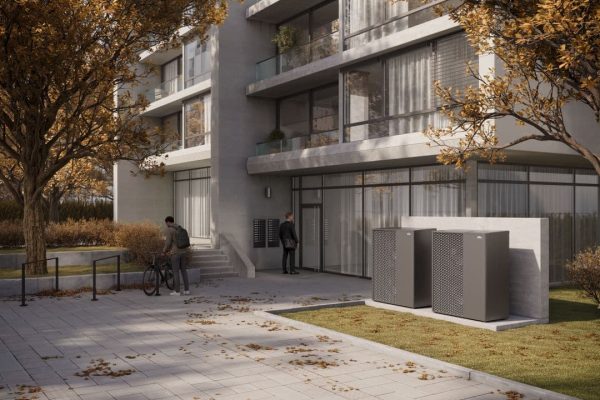 Kaskadierung x-change dynamic pro XL Wärmepumpen vor einem modernen Wohnhaus in herbstlicher Kulisse.
