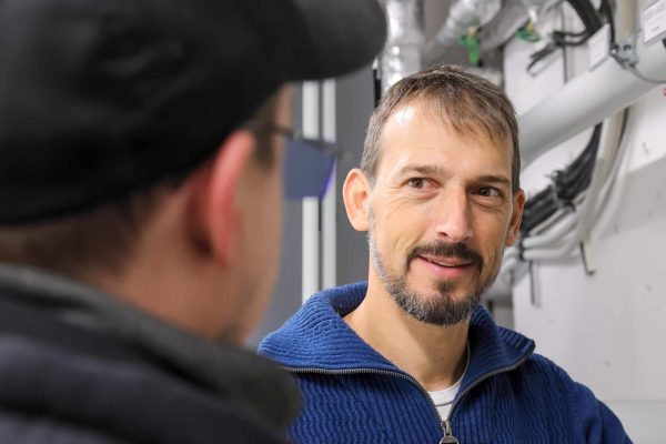 Ralf Kaiser von Conergia Energieeffizienz prüft die Wärmetechnik im neuen Wohnquartier Artem.
