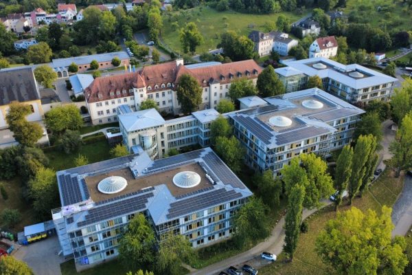 Saniertes Umkehrdach nachher am Klinikum Bamberg mit Photovoltaik-Anlagen und Lichtkuppeln.