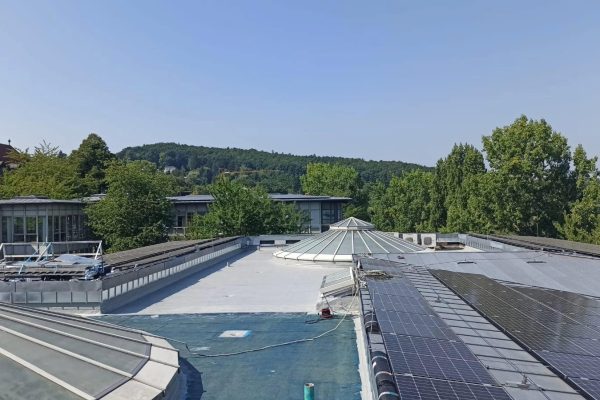 Abdichtung mit KEMPEROL AC Speed auf einem Flachdach mit Photovoltaikanlage am Klinikum Bamberg.