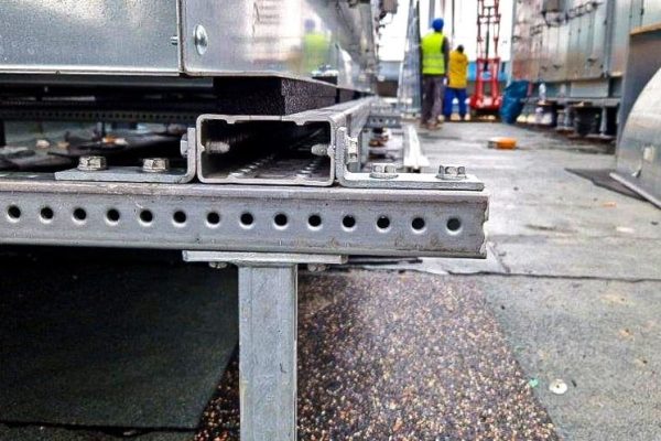 Stabile Metallhalterung für eine komplexe Anwendung im Außenbereich mit Lüftungskanälen auf einem Industriedach.